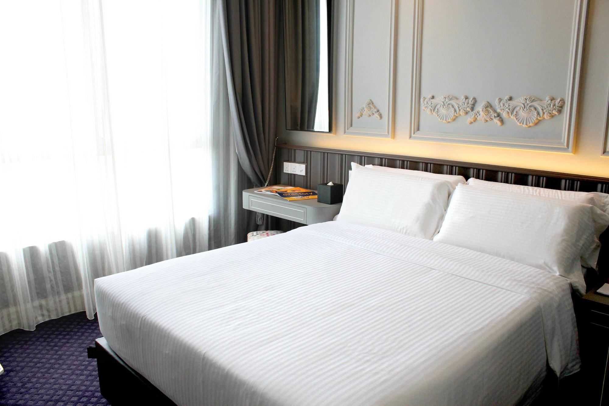 Hatten Place Melaka Dış mekan fotoğraf A bed with white sheets