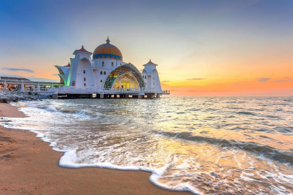 Hatten Place Melaka Dış mekan fotoğraf The mosque at sunset